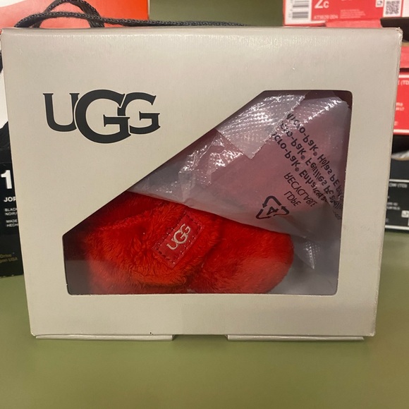 Ugg - Picture 2 of 5